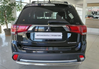 Подержанный автомобиль Mitsubishi Outlander 2018 года (6 фото)