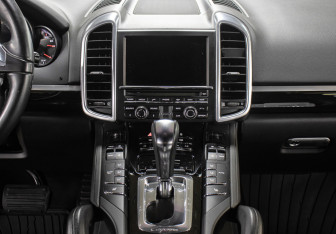 Подержанный автомобиль Porsche Cayenne 2011 года (15 фото)