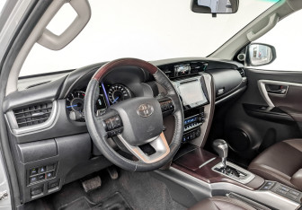 Подержанный автомобиль Toyota Fortuner 2020 года (17 фото)
