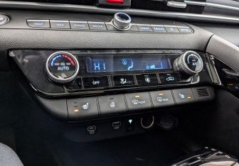 Подержанный автомобиль Hyundai Elantra Sedan 2024 года (21 фото)