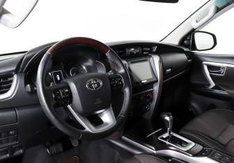 Подержанный автомобиль Toyota Fortuner 2020 года (11 фото)
