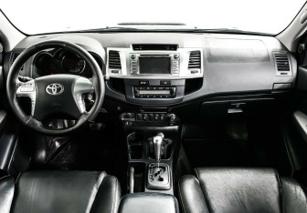 Подержанный автомобиль Toyota Hilux 2014 года (6 фото)