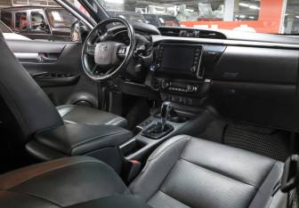 Подержанный автомобиль Toyota Hilux 2020 года (12 фото)