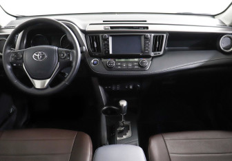 Подержанный автомобиль Toyota RAV4 2018 года (7 фото)