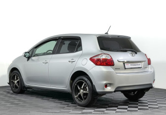 Подержанный автомобиль Toyota Auris Hatchback 2011 года (7 фото)