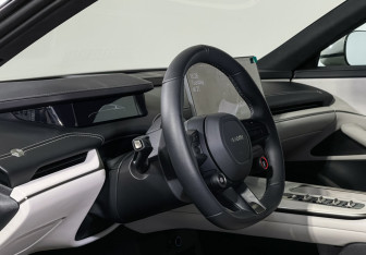 Подержанный автомобиль Xiaomi SU7 2024 года (13 фото)