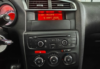 Подержанный автомобиль Citroen C4 Hatchback 2012 года (13 фото)