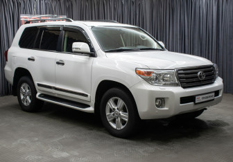 Подержанный автомобиль Toyota Land Cruiser Suv 2014 года (3 фото)