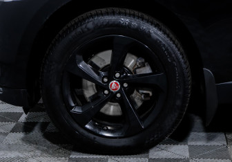 Подержанный автомобиль Jaguar F-Pace 2017 года (15 фото)