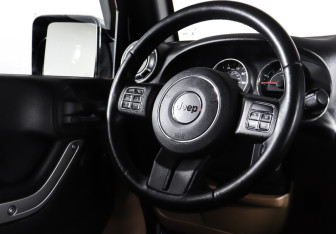 Подержанный автомобиль Jeep Wrangler 2016 года (14 фото)