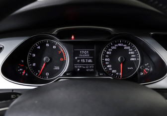 Подержанный автомобиль Audi A4 Sedan 2015 года (24 фото)