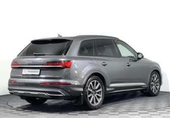 Подержанный автомобиль Audi Q7 2021 года (5 фото)