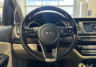 Подержанный автомобиль Kia Carnival 2018 года (15 фото)