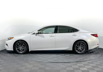 Подержанный автомобиль Lexus ES 2015 года (8 фото)