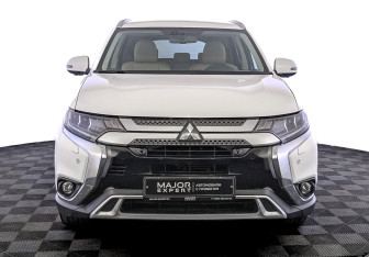 Подержанный автомобиль Mitsubishi Outlander 2019 года (2 фото)