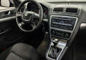 Подержанный автомобиль Skoda Octavia Liftback 2010 года (10 фото)