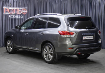 Подержанный автомобиль Nissan Pathfinder 2016 года (7 фото)