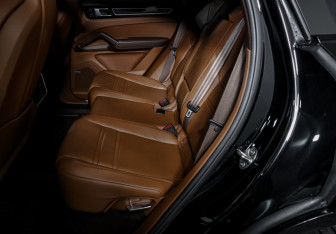 Подержанный автомобиль Porsche Cayenne 2020 года (10 фото)