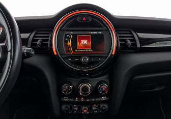 Подержанный автомобиль MINI Hatch 2020 года (17 фото)