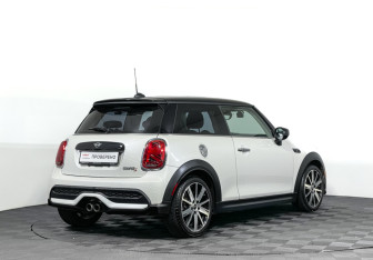 Подержанный автомобиль MINI Hatch 2023 года (5 фото)