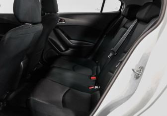 Подержанный автомобиль Mazda 3 Hatchback 2015 года (13 фото)