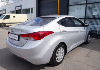Подержанный автомобиль Hyundai Elantra Sedan 2011 года (5 фото)