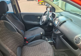 Подержанный автомобиль Nissan Note 2007 года (11 фото)
