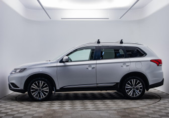 Подержанный автомобиль Mitsubishi Outlander 2021 года (8 фото)