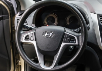 Подержанный автомобиль Hyundai Solaris Hatchback 2013 года (17 фото)