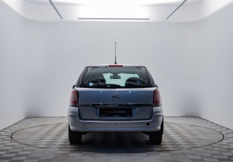 Подержанный автомобиль Opel Astra Wagon 2012 года (6 фото)
