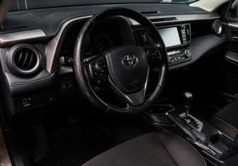 Подержанный автомобиль Toyota RAV4 2018 года (12 фото)