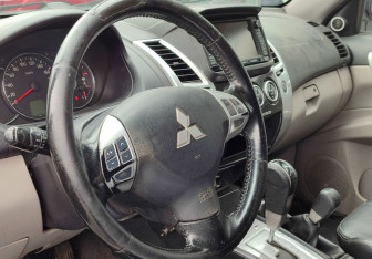 Подержанный автомобиль Mitsubishi Pajero Sport 2014 года (14 фото)