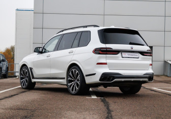 Подержанный автомобиль BMW X7 2023 года (7 фото)