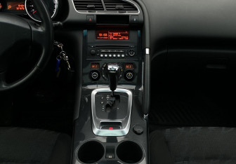 Подержанный автомобиль Peugeot 3008 2011 года (12 фото)