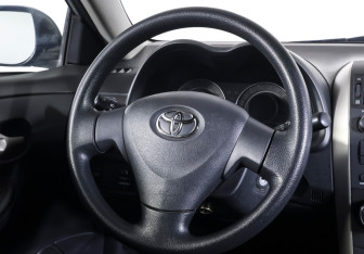 Подержанный автомобиль Toyota Corolla Sedan 2008 года (13 фото)