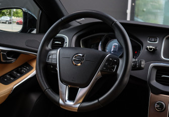 Подержанный автомобиль Volvo V40 Cross Country 2019 года (20 фото)