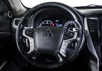 Подержанный автомобиль Mitsubishi Pajero Sport 2018 года (13 фото)