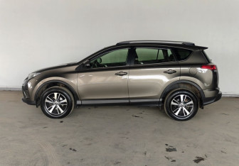 Подержанный автомобиль Toyota RAV4 2016 года (4 фото)