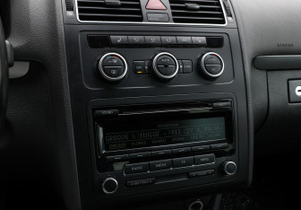 Подержанный автомобиль Volkswagen Touran 2012 года (18 фото)