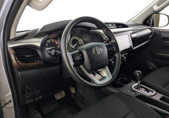 Подержанный автомобиль Toyota Hilux 2022 года (19 фото)
