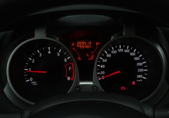 Подержанный автомобиль Nissan Juke 2011 года (12 фото)