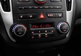 Подержанный автомобиль Kia Ceed Hatchback 2011 года (18 фото)