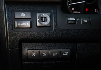 Подержанный автомобиль Lexus LX 2011 года (21 фото)