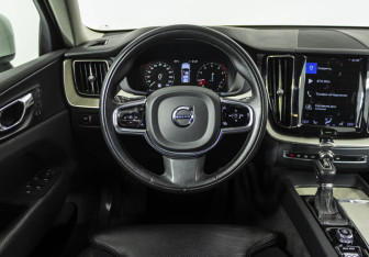 Подержанный автомобиль Volvo XC60 2020 года (10 фото)