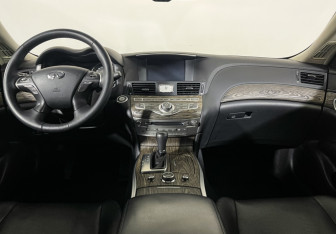 Подержанный автомобиль Infiniti Q70 2016 года (10 фото)