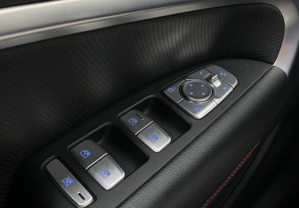 Подержанный автомобиль Genesis G70 2020 года (30 фото)