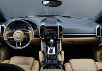 Подержанный автомобиль Porsche Cayenne 2015 года (8 фото)