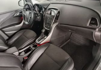 Подержанный автомобиль Opel Astra Hatchback 2011 года (12 фото)