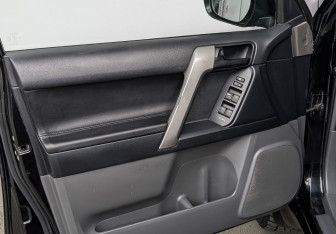 Подержанный автомобиль Toyota Land Cruiser Prado 2010 года (17 фото)