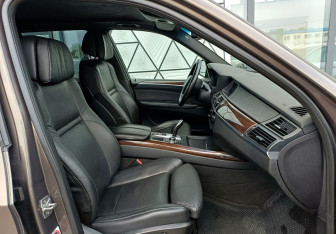 Подержанный автомобиль BMW X5 2010 года (25 фото)